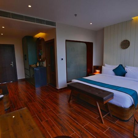 The Convoy Hotel Дибругар Екстериор снимка