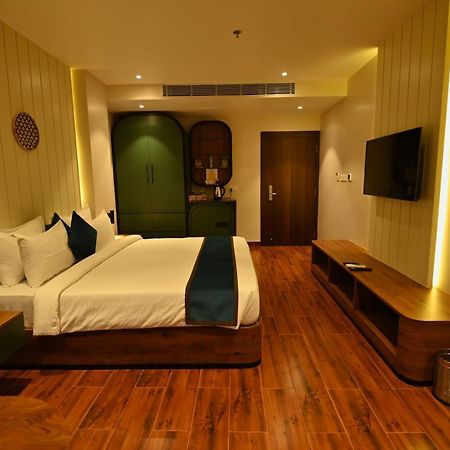 The Convoy Hotel Дибругар Екстериор снимка