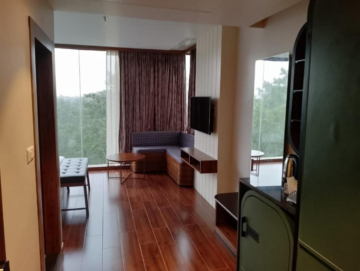 The Convoy Hotel Дибругар Екстериор снимка