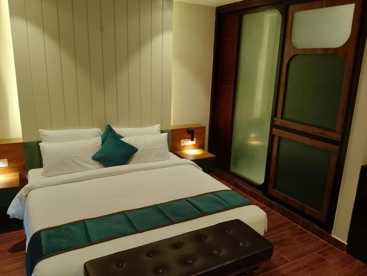 The Convoy Hotel Дибругар Екстериор снимка