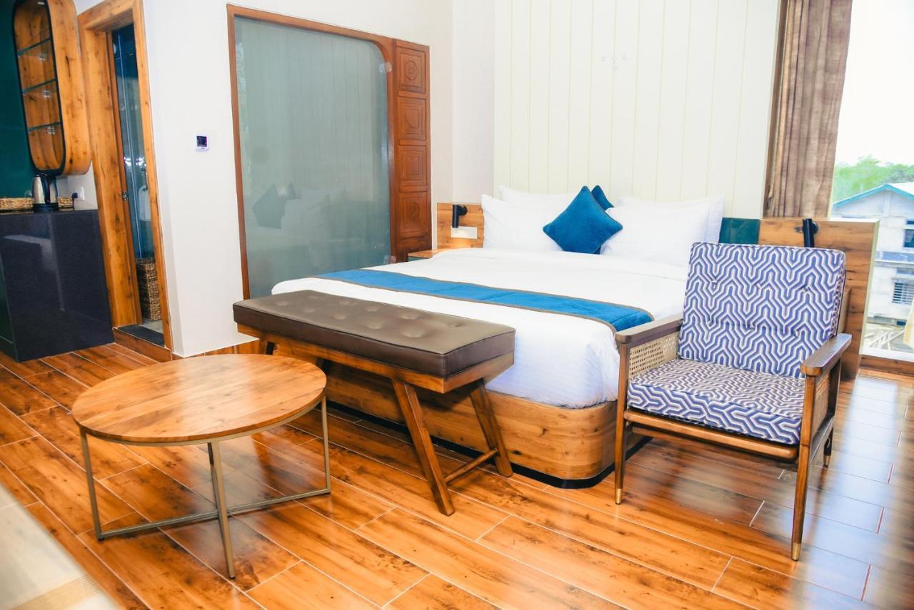 The Convoy Hotel Дибругар Екстериор снимка