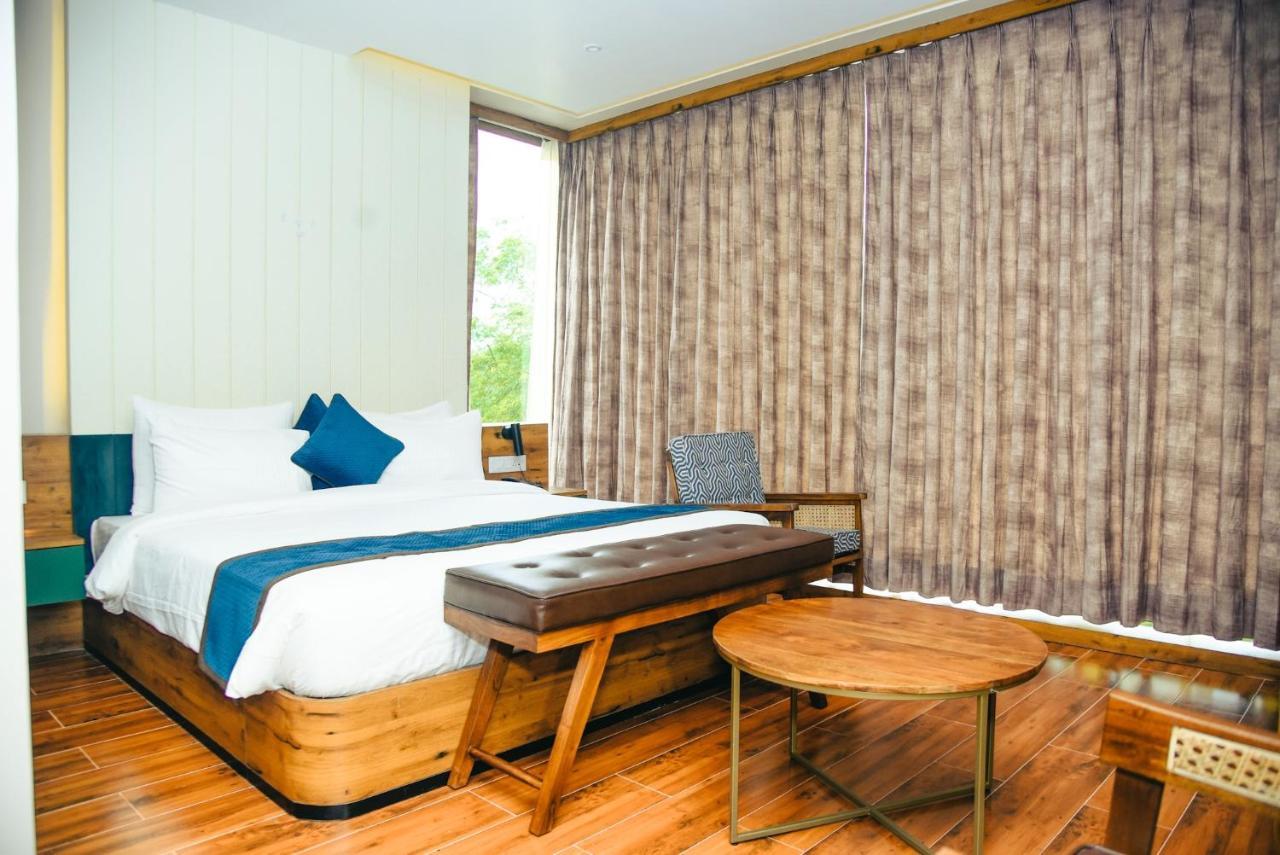 The Convoy Hotel Дибругар Екстериор снимка