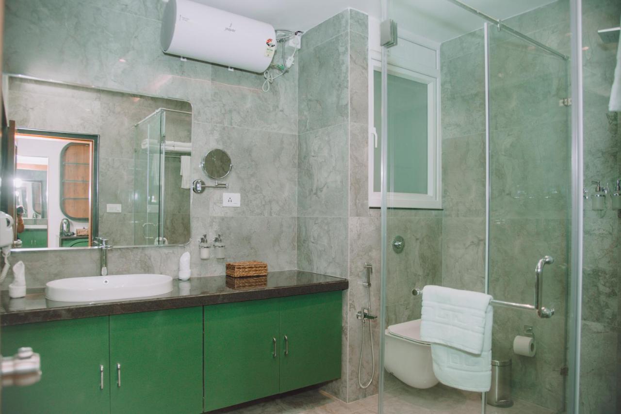 The Convoy Hotel Дибругар Екстериор снимка