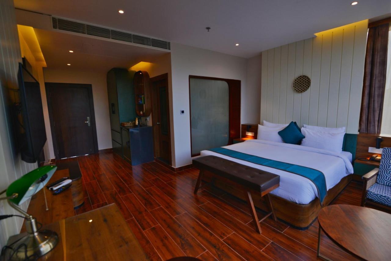 The Convoy Hotel Дибругар Екстериор снимка