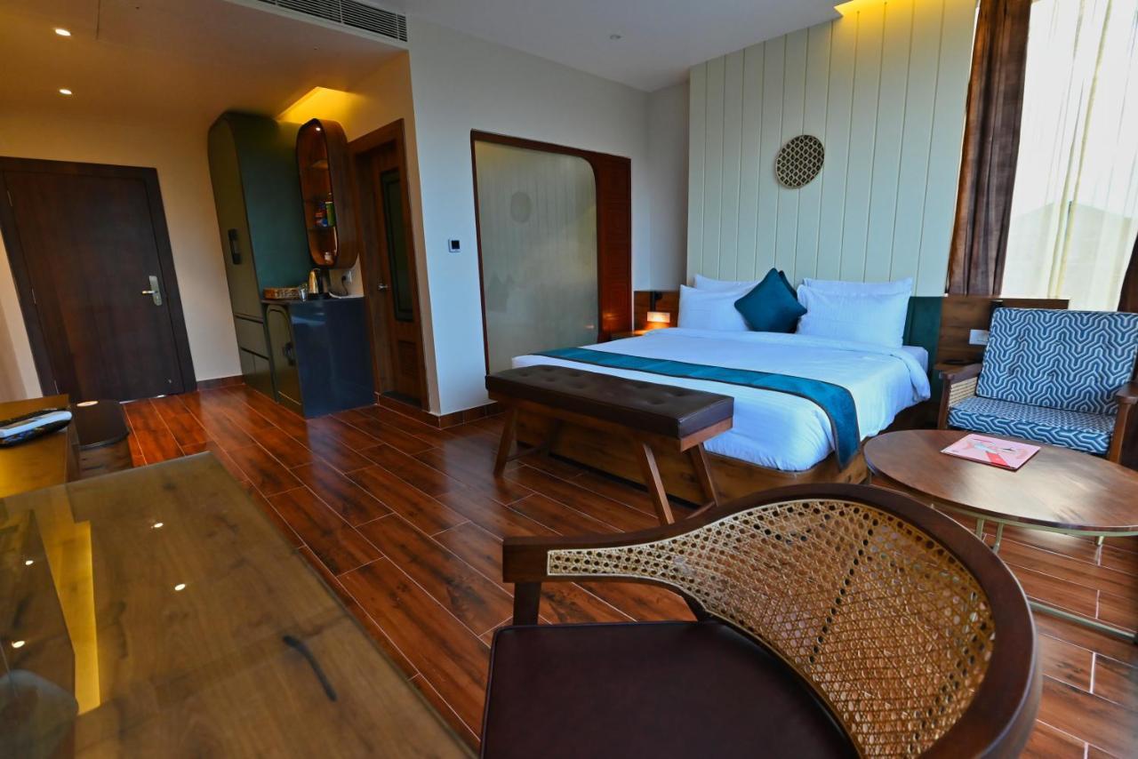 The Convoy Hotel Дибругар Екстериор снимка